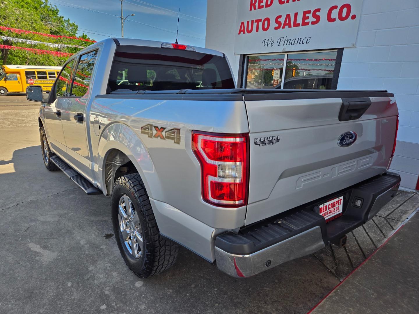 2018 SILVER /BLACK Ford F-150 XLT SuperCrew 5.5-ft. 4WD (1FTEW1E52JK) with an 5.0L V8 OHV 32V engine, 6A transmission, located at 503 West Court, Seguin, TX, 78155, (830) 379-3373, 29.568621, -97.969803 - Photo#3